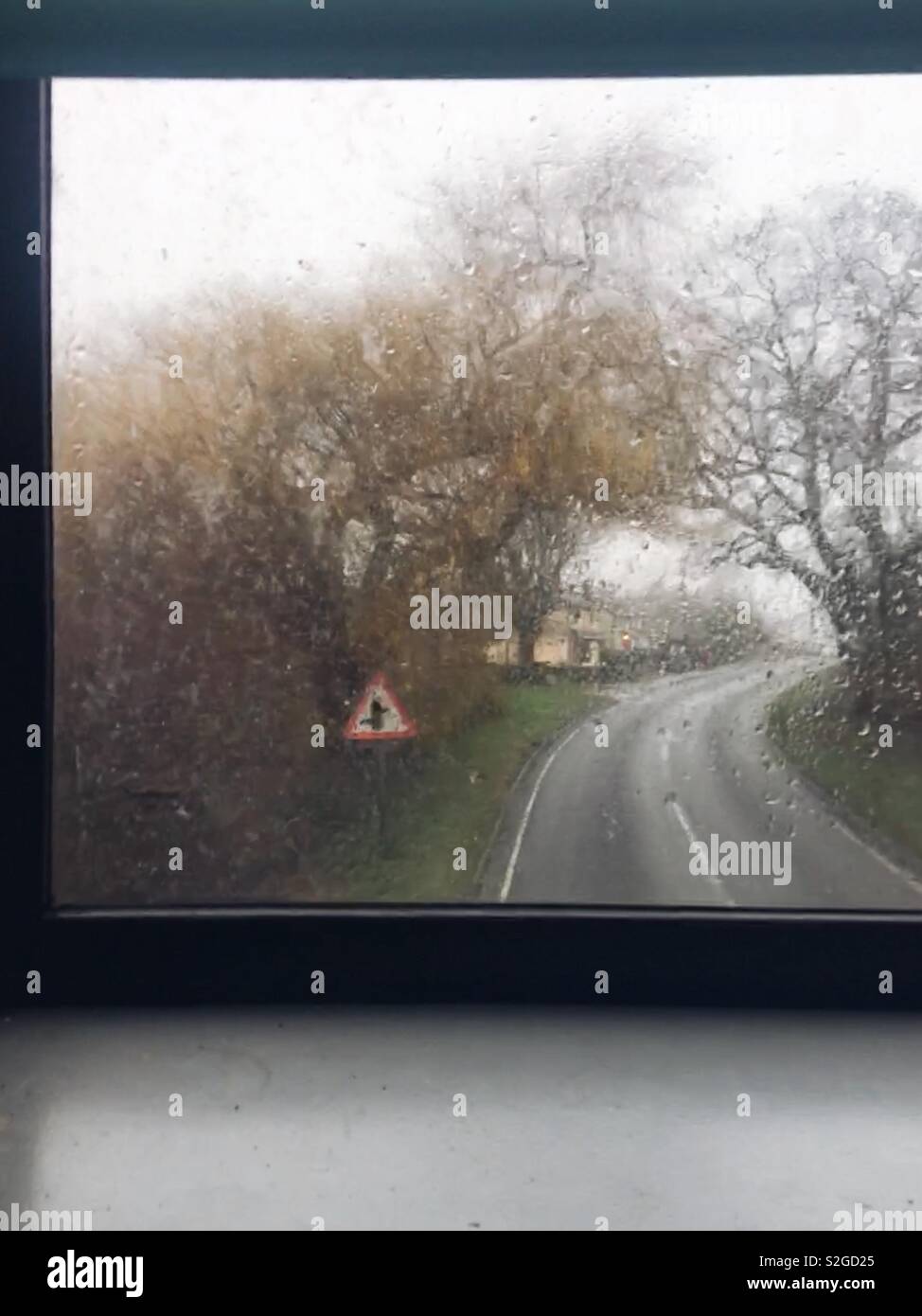 Blick auf einer Landstraße von einem Bus-Fenster an einem regnerischen Tag Stockfoto