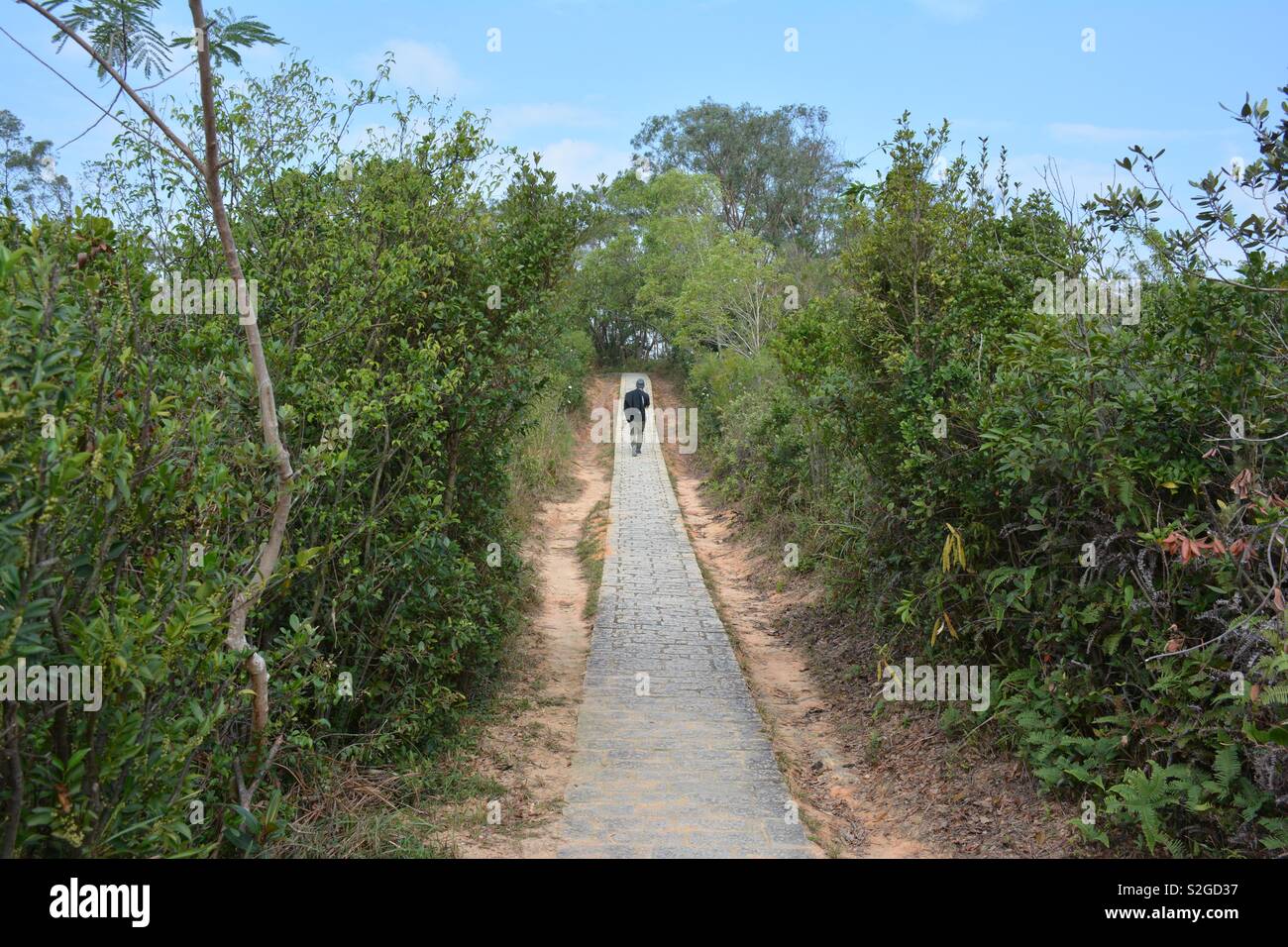 Langer Weg zum Erfolg und geraden Weg aber mit unsichtbaren Schwierigkeiten Stockfoto