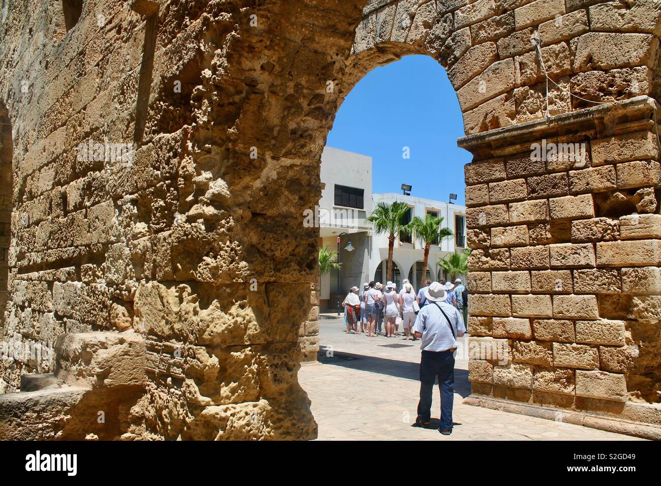 Touristen, die unter einem alten Arch in Famagusta, Zypern Stockfoto