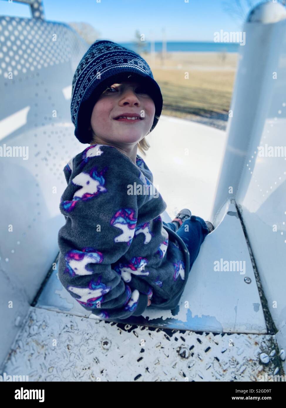 Junge Kind glücklich lächelnd in die Kamera auf dem Spielplatz. Stockfoto