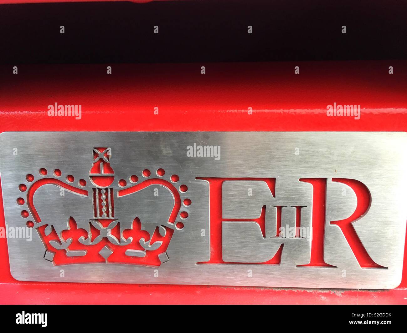 Krone Symbol und EiiR auf Detail eines modernen, rot Royal Mail Postbox in Großbritannien. Stockfoto