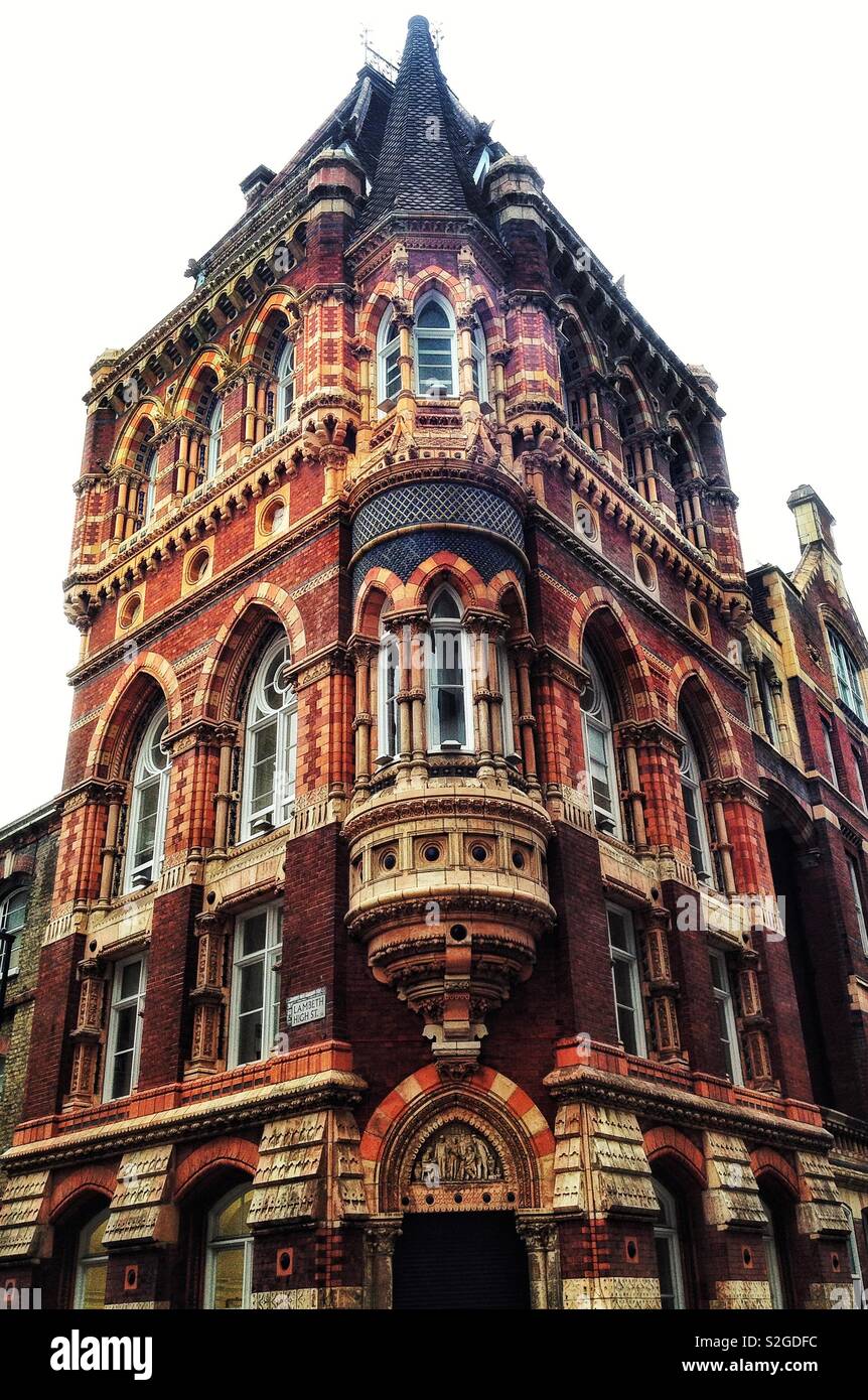 Die aufwändige Viktorianischen neugotischen Architektur des formerRoyal Doulton Hauptquartier in der Nähe des Albert Embankment, London Stockfoto