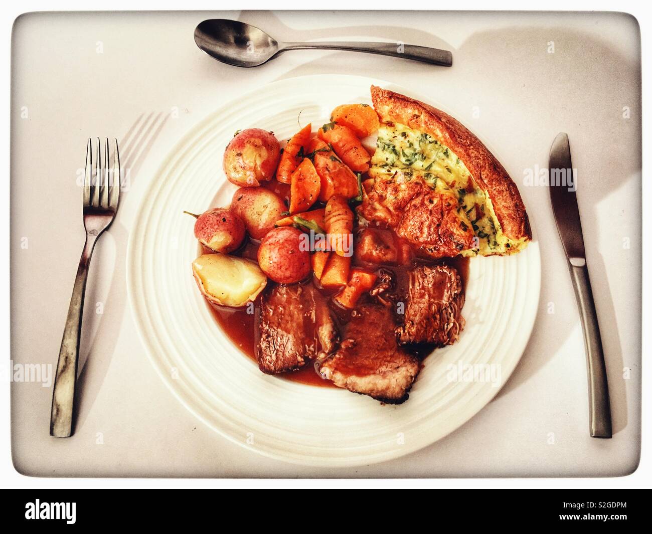 Gebratenes Rindfleisch essen - Smartphone-aufgenommenes Stockfoto