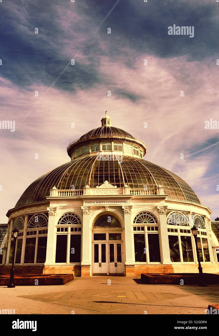 Enid A. Haupt Wintergarten ist ein großes Gebäude auf dem Gelände der New York Botanical Gardens in der Bronx, New York City, USA Stockfoto