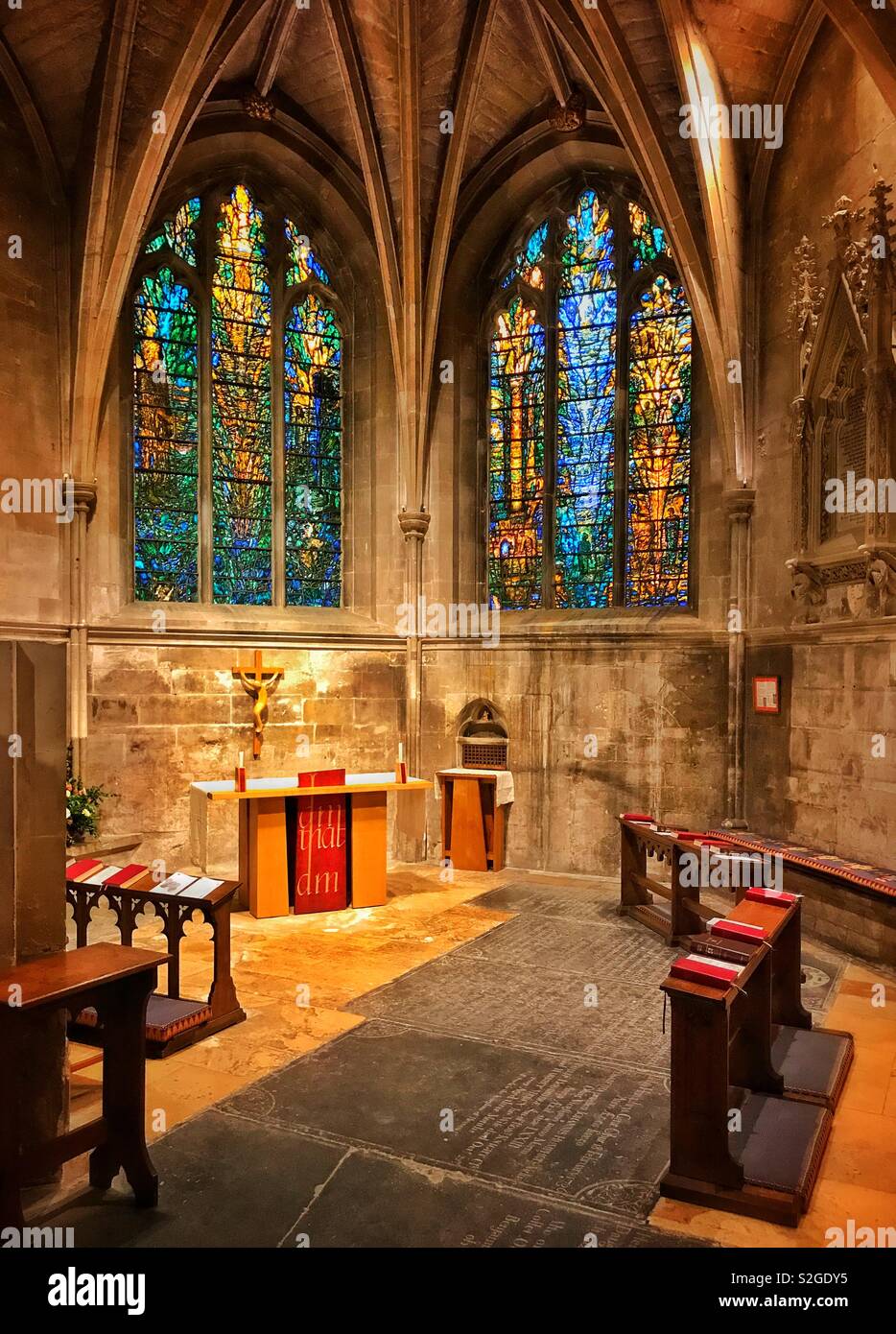 Die Kapelle von St. Katharina und St. John in Tewkesbury Abbey, Gloucestershire, England, UK. Die bunten Glasfenster Denny Windows wurden 2002 installiert. Foto © COLIN HOSKINS. Stockfoto