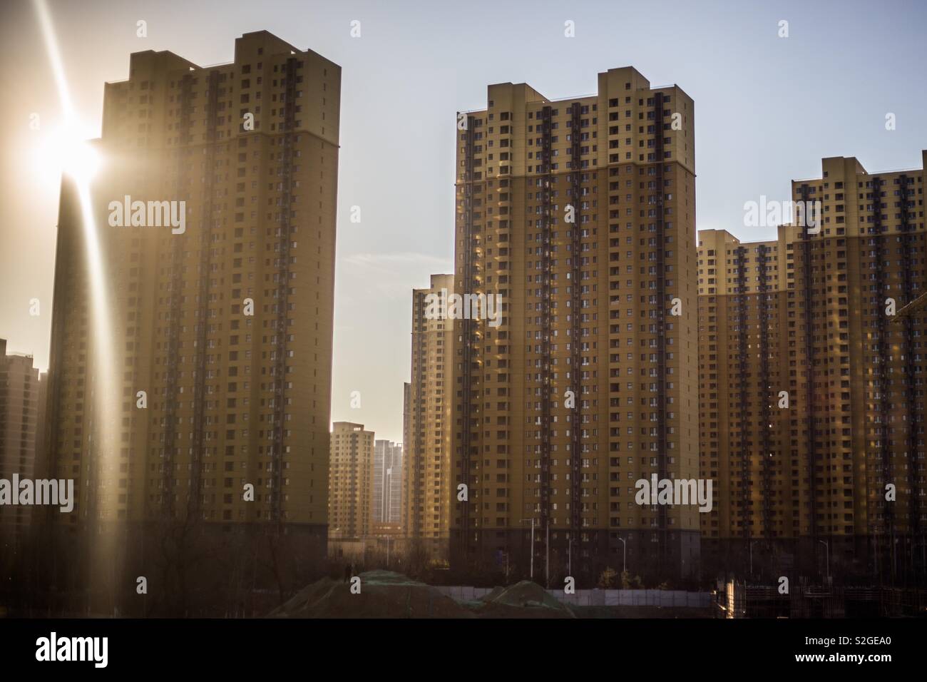 Werfen Sie einen Blick auf einige Wohnhäuser aus einem fahrenden Zug von Beijing International Airport in die Innenstadt von Peking. Stockfoto