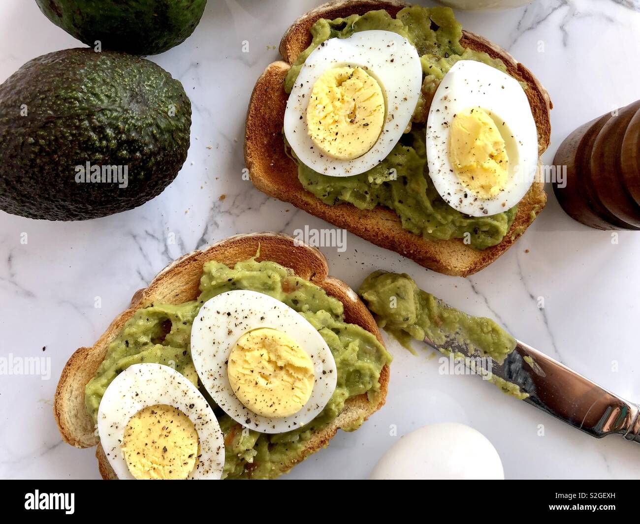 Avocado-Toast mit Ei Stockfoto