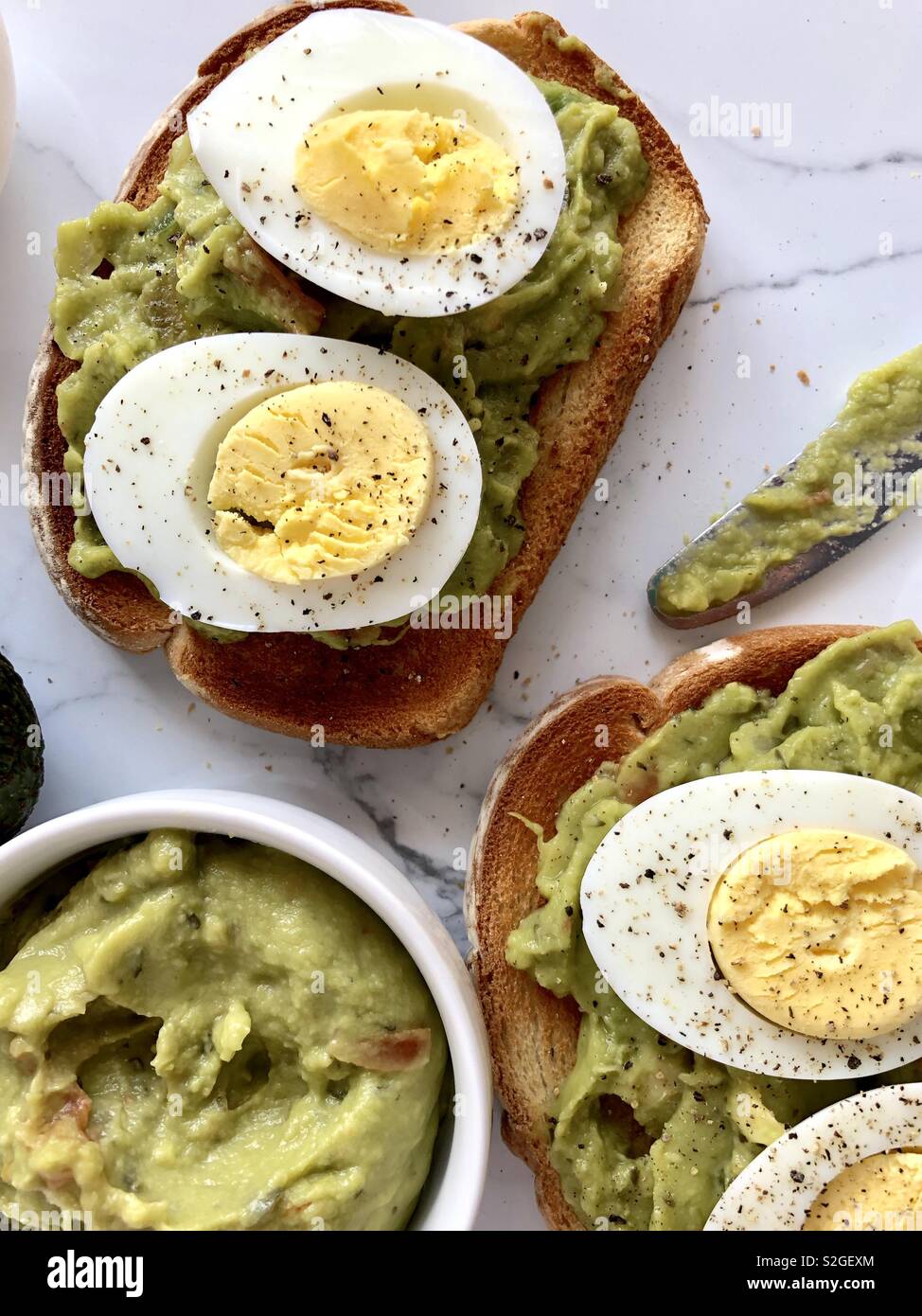 Avocado-Toast mit Ei Stockfoto