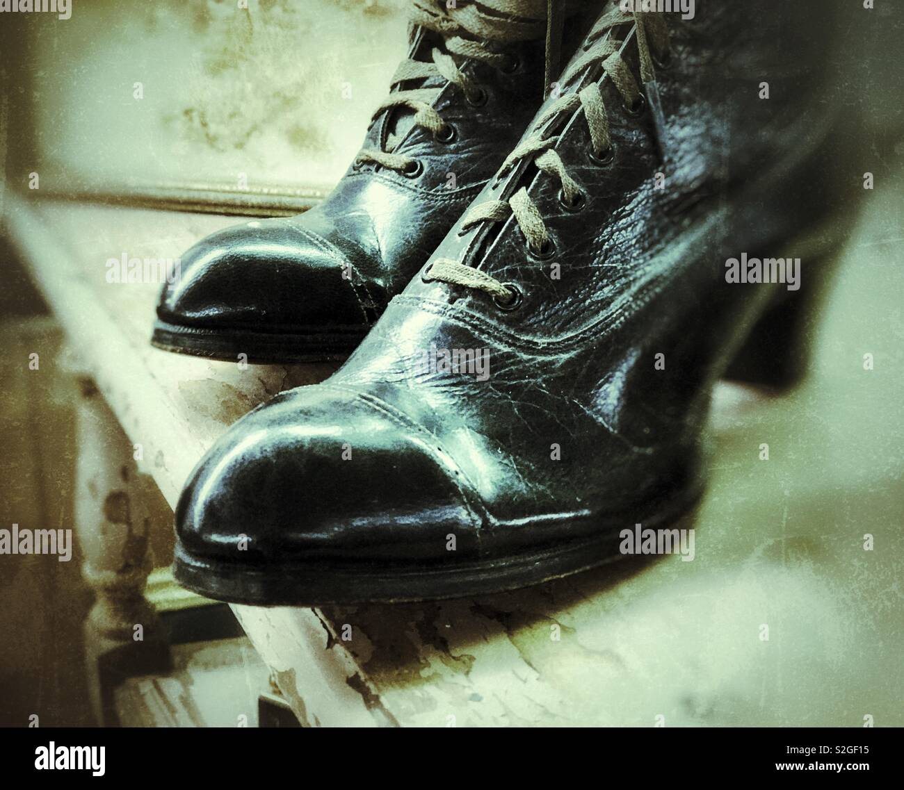 Paar schwarz vintage Damenschuhe in Antique Shop Stockfoto