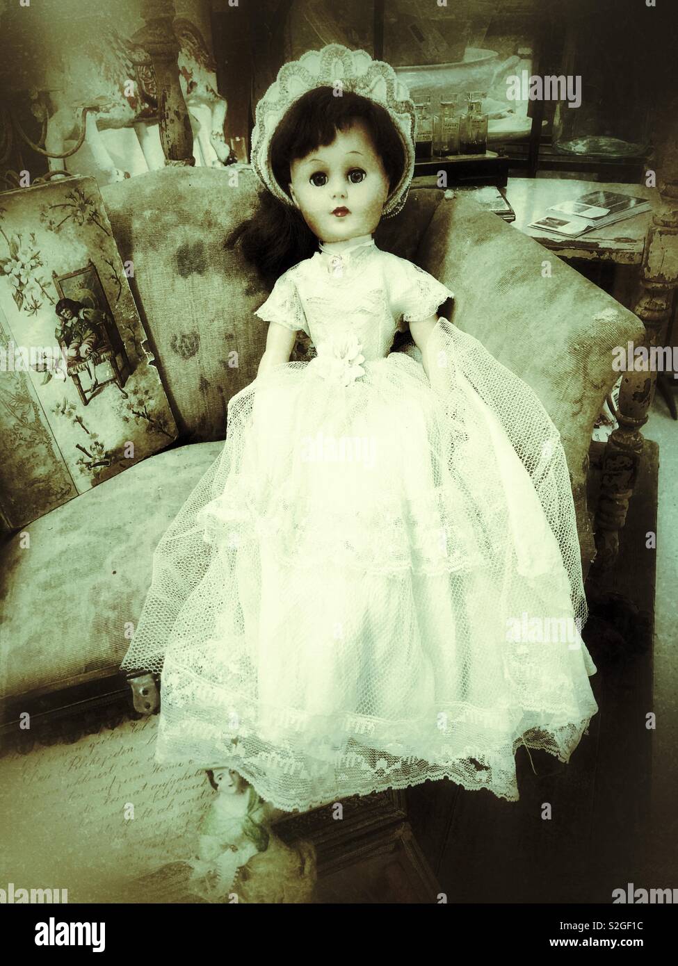 Antike Puppe in Wedding Dress auf vintage Sofa Stockfotografie - Alamy