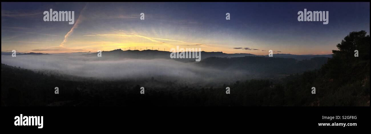 Nebel zieht über im Tal der Dämmerung bricht über die Berge, Katalonien, Spanien. - Smartphone-aufgenommenes Stockfoto