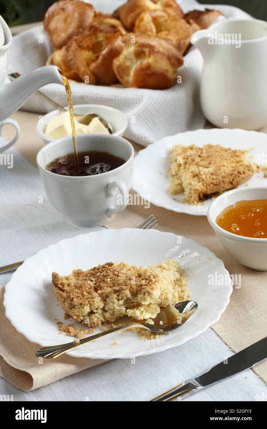 Family Mit Frühstück mit Apfelkuchen und Honig Stockfoto