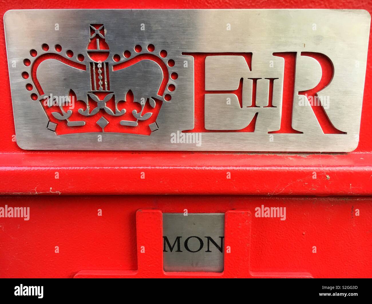 Details für British Briefkasten übersicht Brief Schlitz, Krone/coronet EiiR, und Mon (Montag). Stockfoto