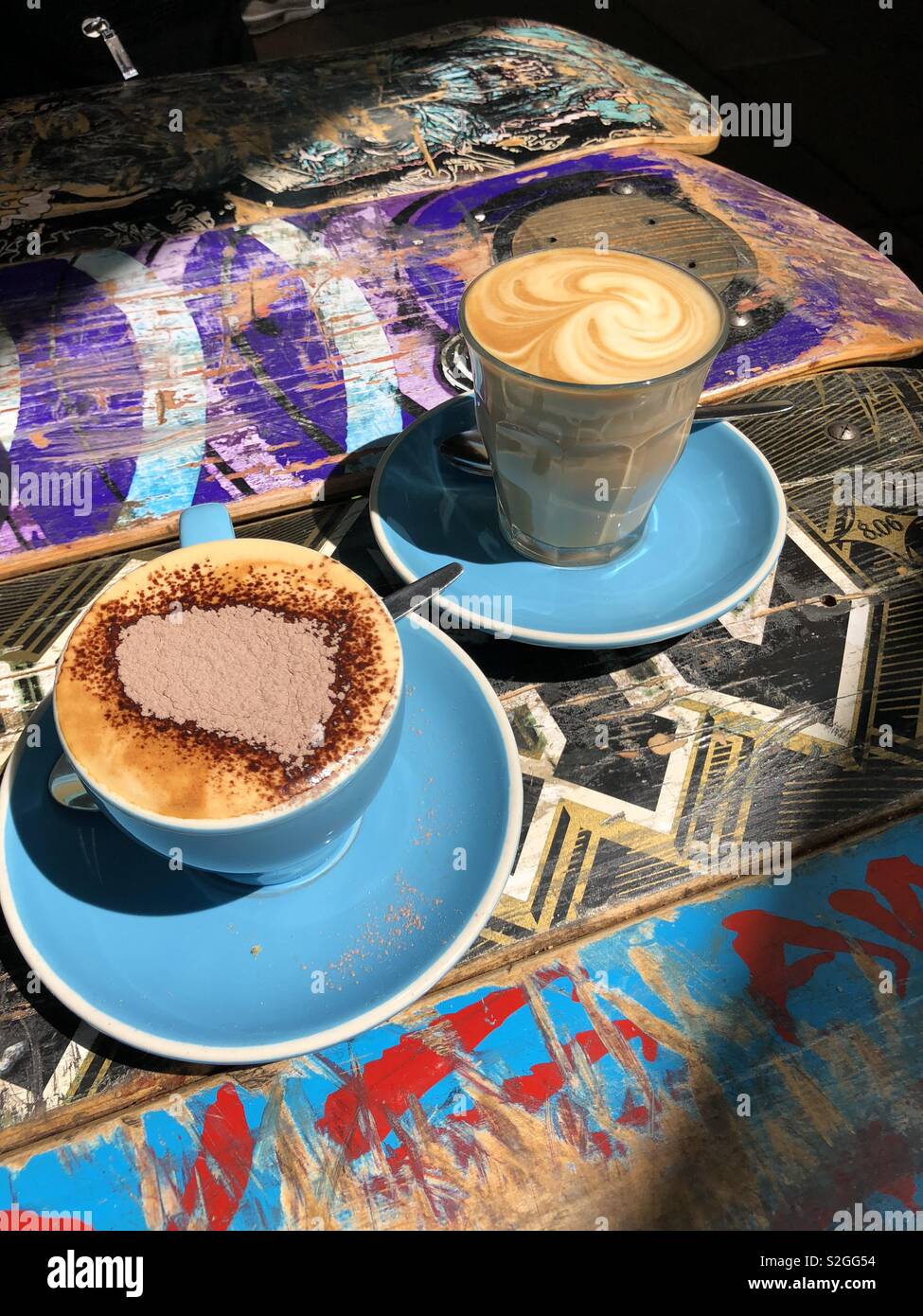 Kaffee mit skateboards Tabelle in Alice Springs. Stockfoto