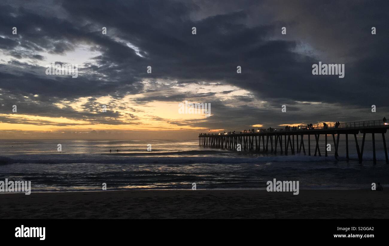 Sonnenuntergang über dem Pier in Hermosa Beach, Los Angeles, Kalifornien Stockfoto