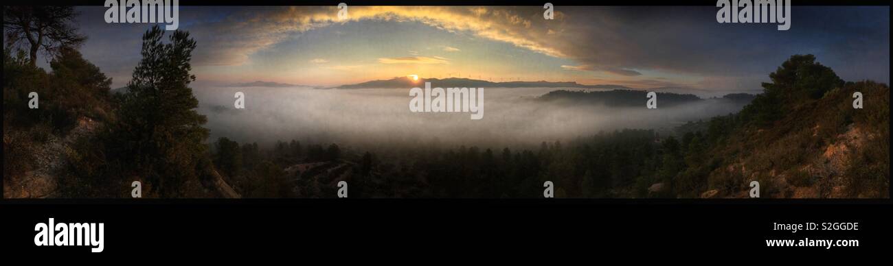 Die Sonne über die Berge wie Nebel Schleier das Tal unten, Katalonien, Spanien. - Smartphone-aufgenommenes Stockfoto