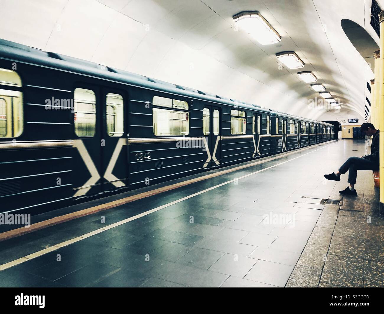 Leere Moskauer U-Bahn Auto am Bahnhof ankommen mit einem Passagier Stockfoto