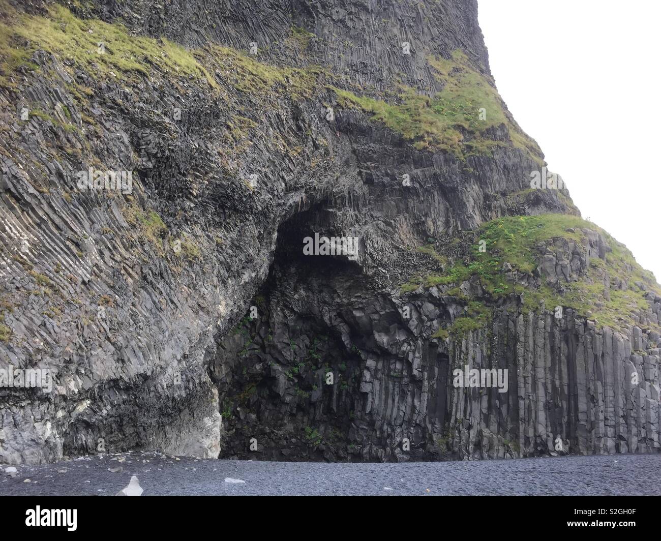 Höhle am Strand Reynisfjara, Island Stockfoto