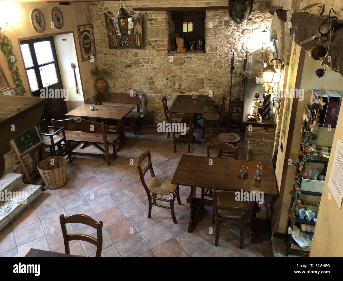 Innenansicht eines typisches italienisches Restaurant - Smartphone-aufgenommenes Stockfoto