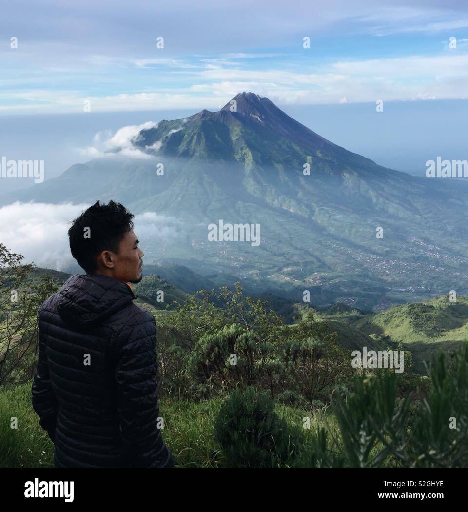 Spektakuläre Aussicht auf Mount Merapi vom Mount Merbabu Stockfoto