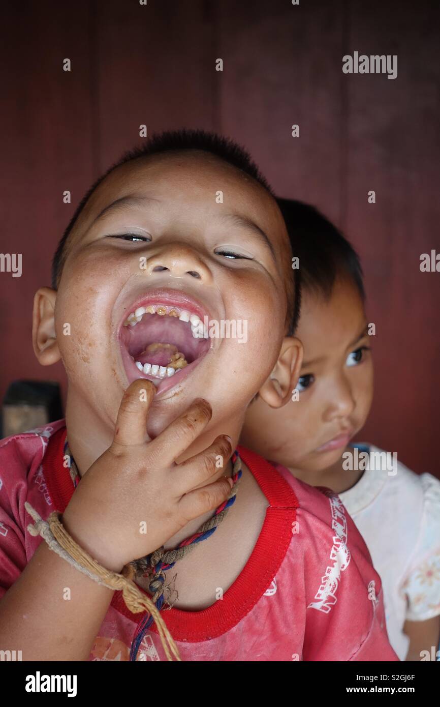 Lahu Bergvolk: zwei Kinder spielen rund um Spaß und hving Stockfoto
