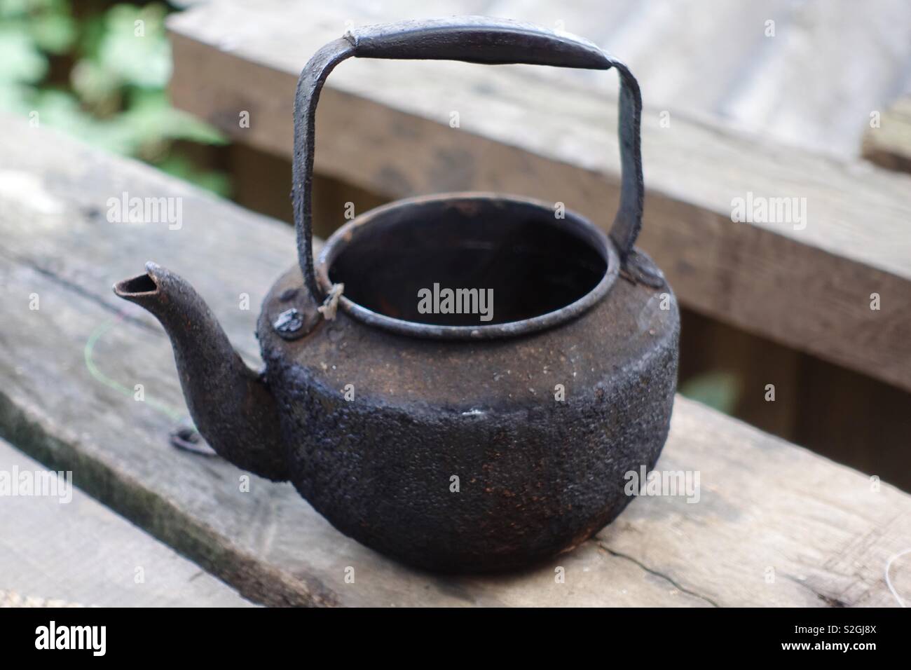 Alte und schwere, sehr verrußt Vintage Tee Topf ohne Deckel. Querformat Stockfoto