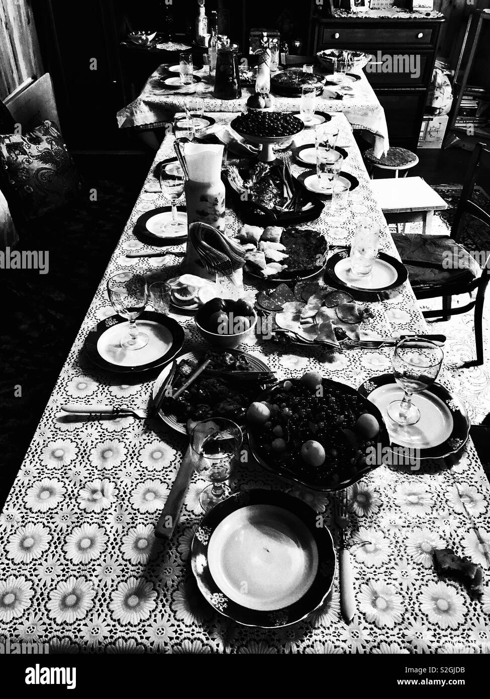 Langer Tisch für große Abendessen mit der Familie in Russland Stockfoto