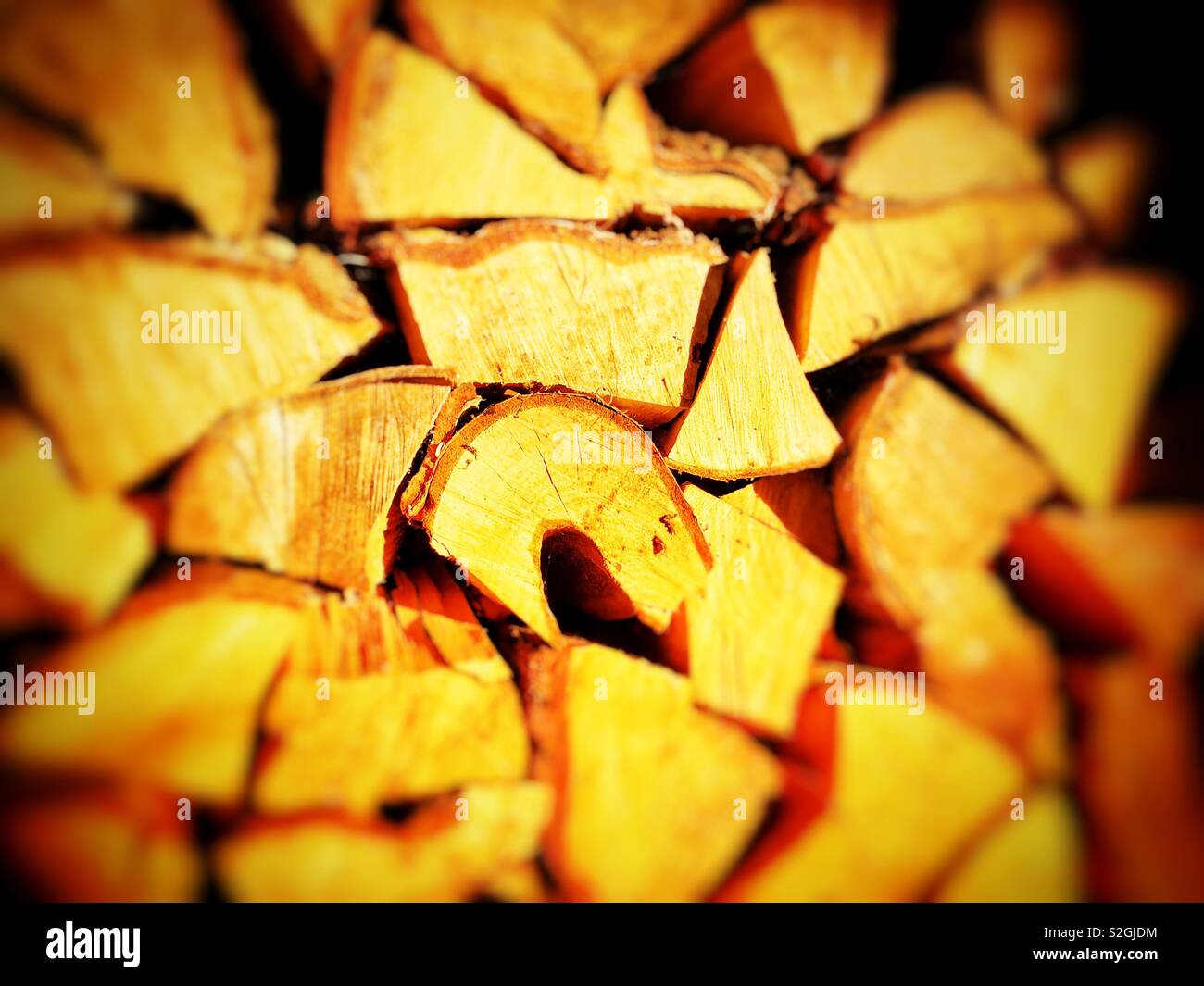 Holzstapel - Smartphone-aufgenommenes Stockfoto