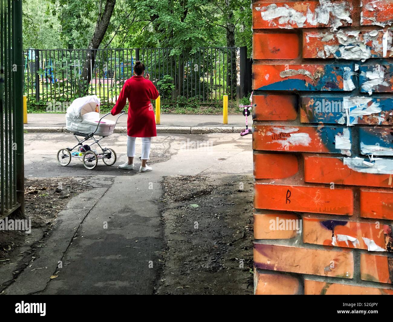 Spaziergang mit Baby im Kinderwagen in einem Vorort von Russland Stockfoto