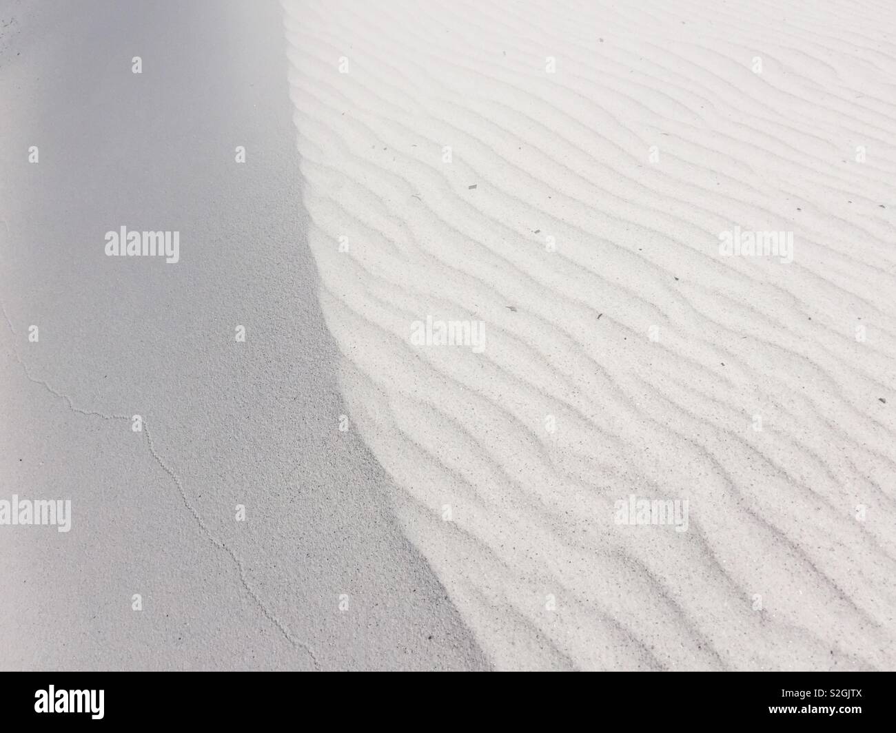 Kamm des weißen Strand Sand dune mit Wellen aus Wind. Minimale Strand Dünen Landschaft und Hintergrund. Stockfoto