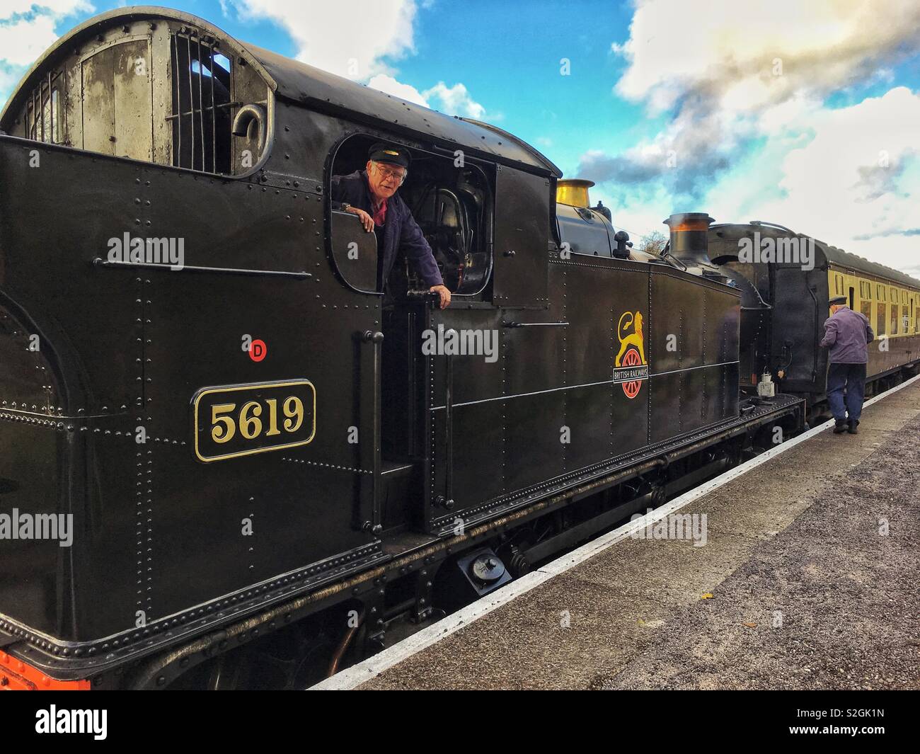 Ein Fahrer auf der Suche von einem Swindon und Cricklade Erbe Dampfzug bei Taw Valley Halt station Stockfoto
