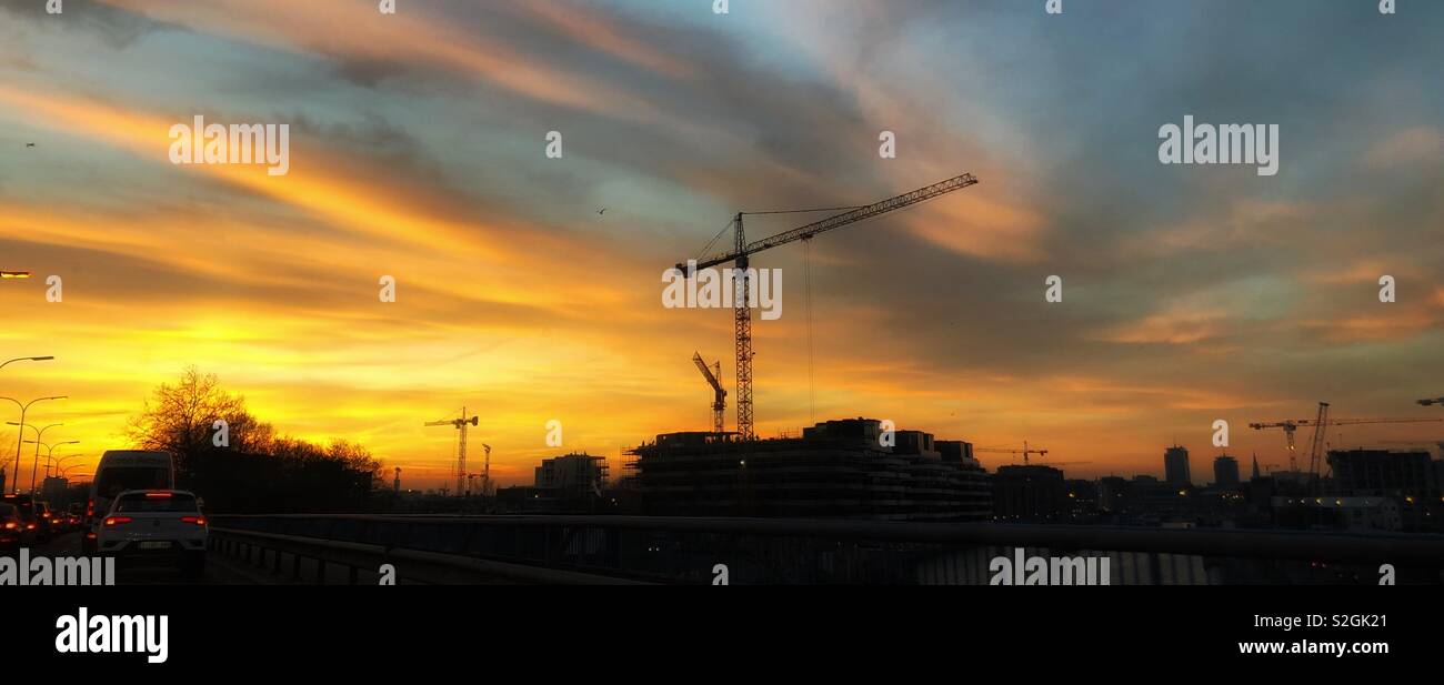Baukräne bei Sonnenaufgang Stockfoto