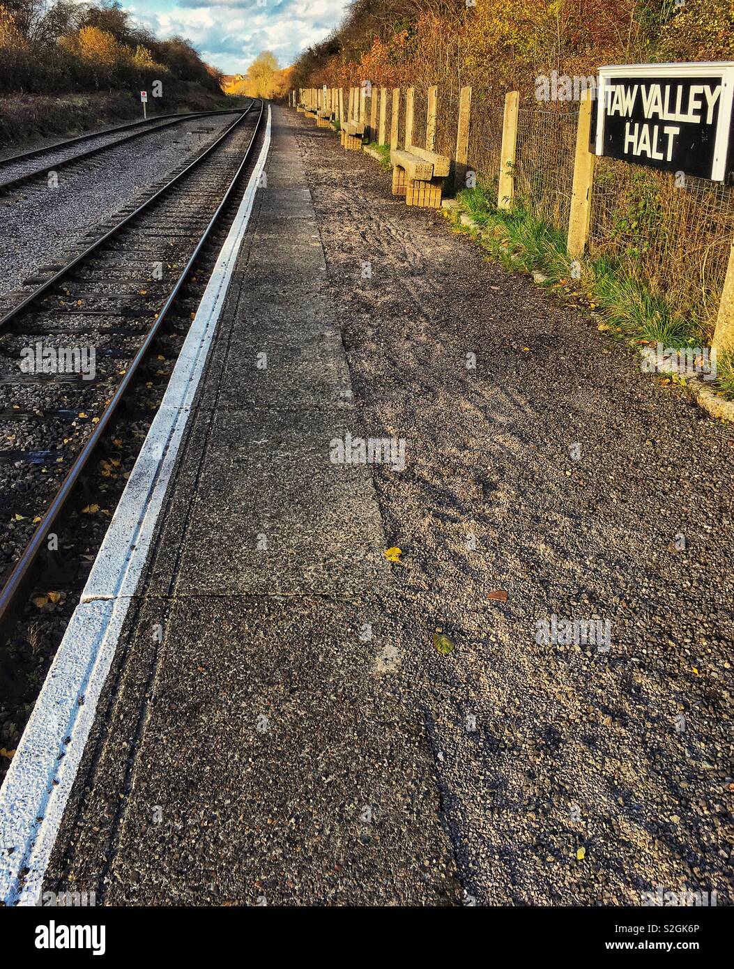Suche entlang der leer, gerade Linie und Plattform bei Taw Tal anzuhalten, in Moldon Country Park, auf der Swindon und Cricklade Erbe Steam Railway. Stockfoto