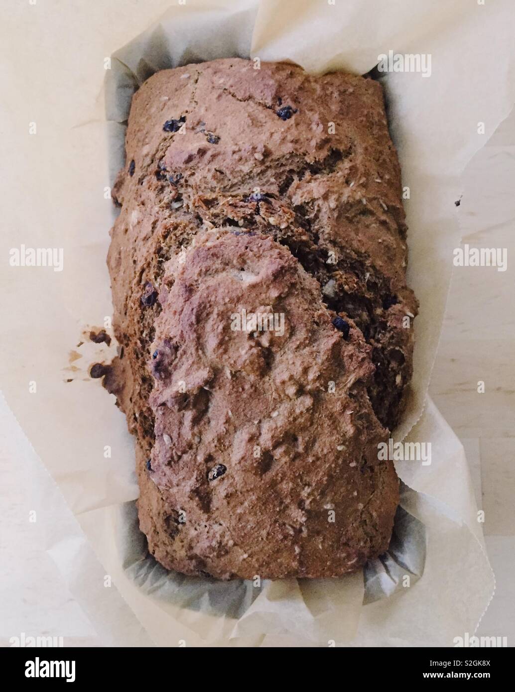 Oben auf eine hausgemachte Brot Dinkel auf einen einfachen Hintergrund - Smartphone-aufgenommenes Stockfoto