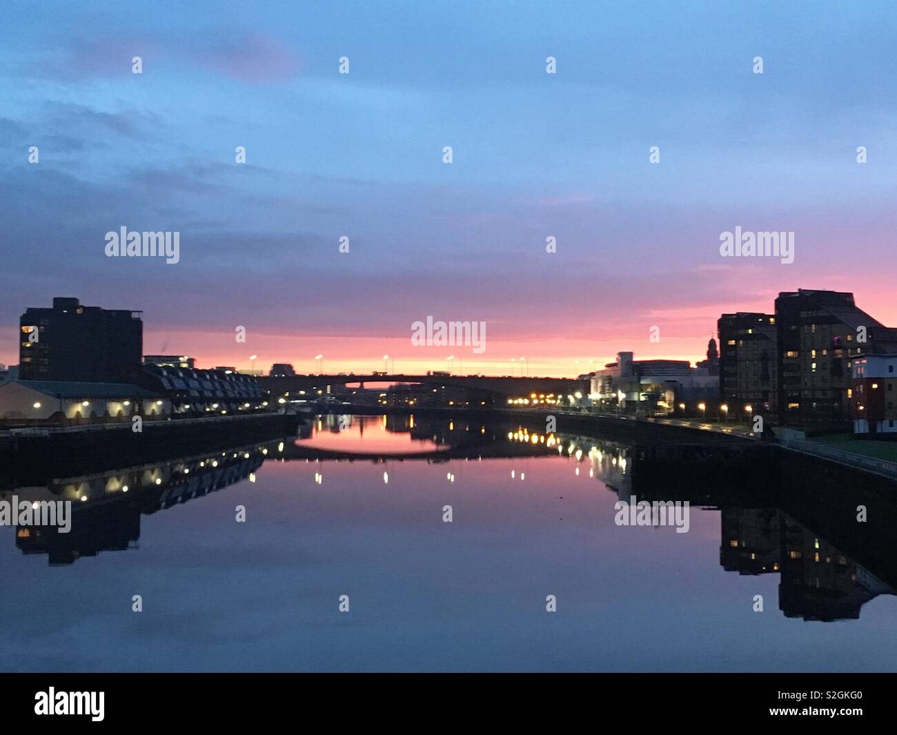 Reflexionen über Glasgow Fluss Stockfoto