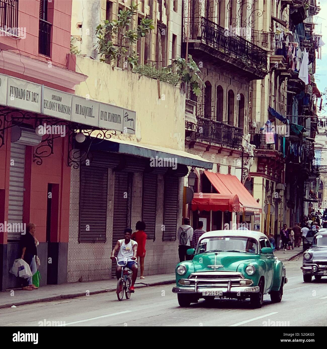 Downtown Old Havanna Kuba Januar 2019 Straßenszene mit Vintage alte Autos - Smartphone-aufgenommenes Stockfoto