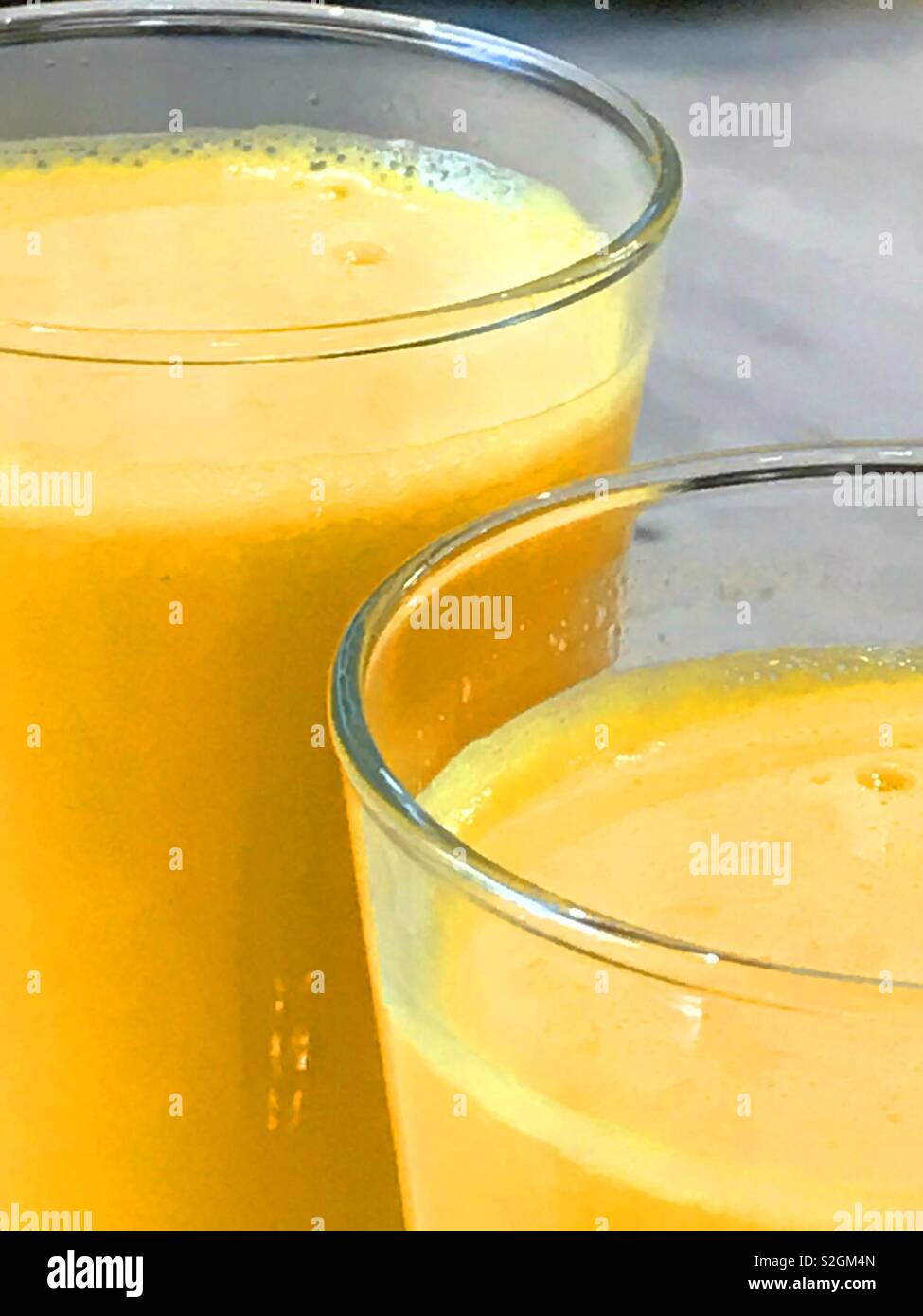Zwei Gläsern Orangensaft. Ansicht schließen. - Smartphone-aufgenommenes Stockfoto