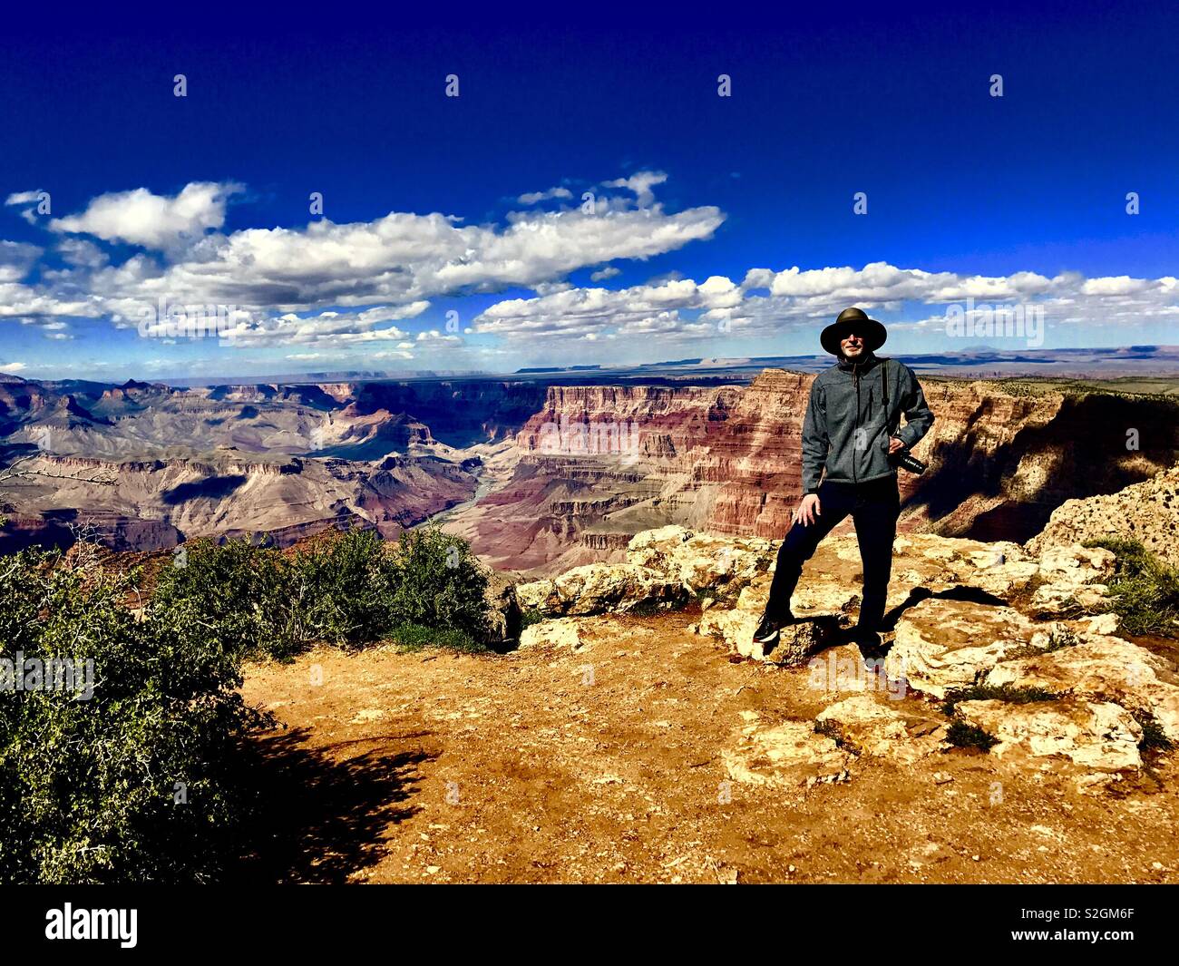 Mann am Rande des Grand Canyon - Smartphone-aufgenommenes Stockfoto