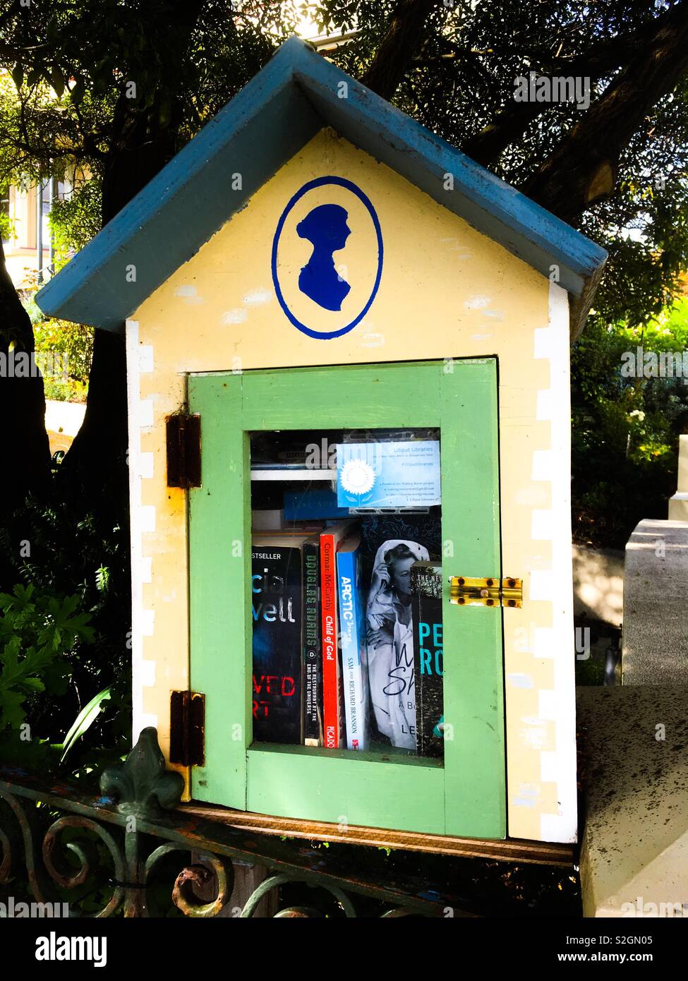Ein lilliput Bibliothek in ein Gästehaus Garten vor der Buchausleihe kostenlos in Dunedin, Neuseeland. Stockfoto