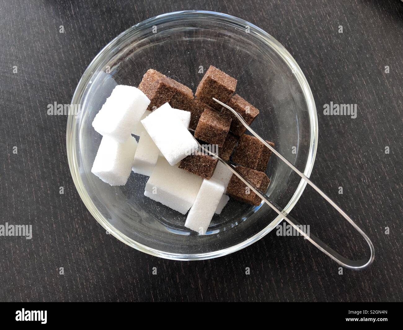 Schüssel mit braunen und weißen Zucker Klumpen Stockfoto