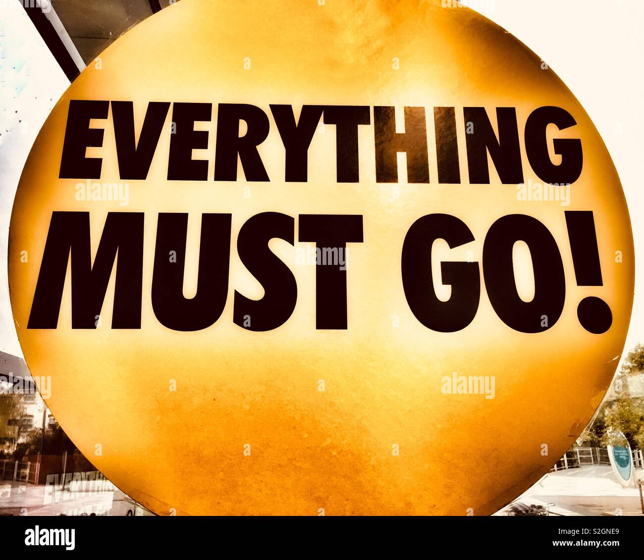 Digital geändert "Alles muss weg!' Poster im Schaufenster. Metapher. Konzept: Alle Dinge vergehen müssen, Stockfoto