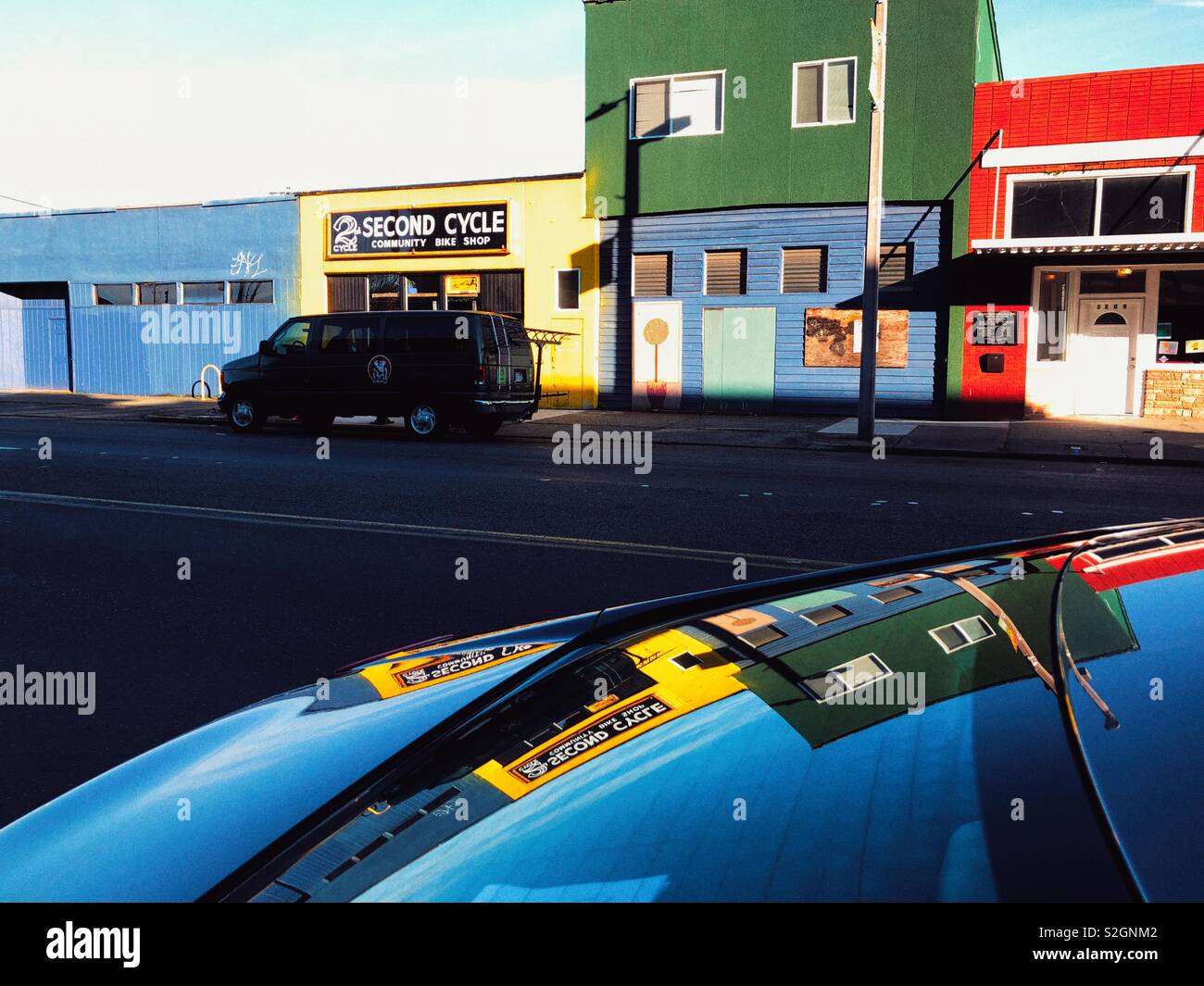 Farbenfrohe Gebäude spiegeln im Auto Motorhaube in Tacoma Stockfoto