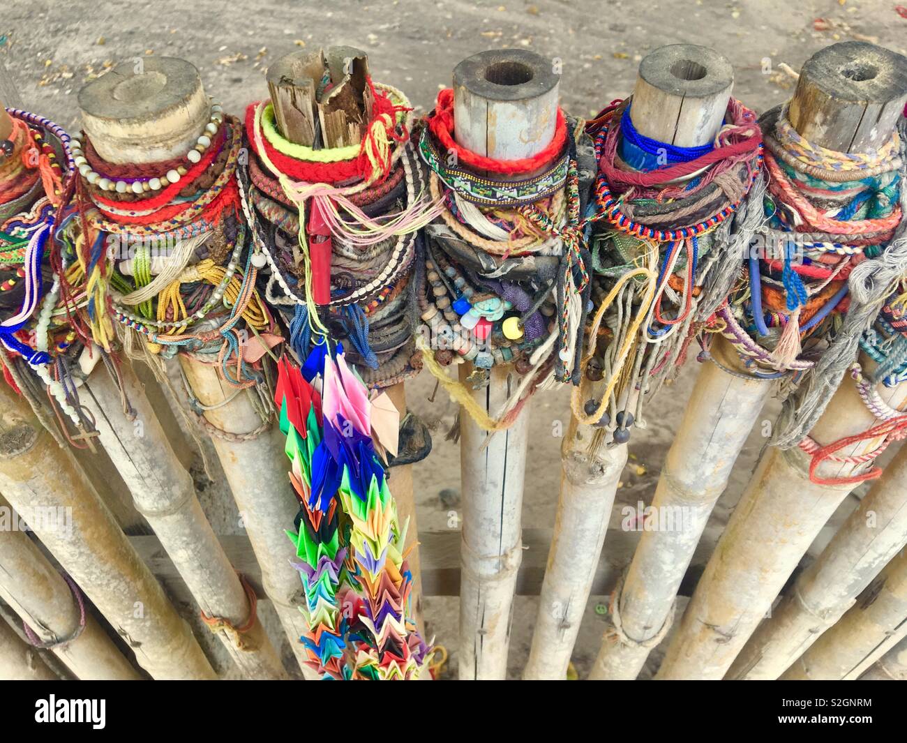 Friendship Bracelets an Kambodscha killing fields - Smartphone-aufgenommenes Stockfoto