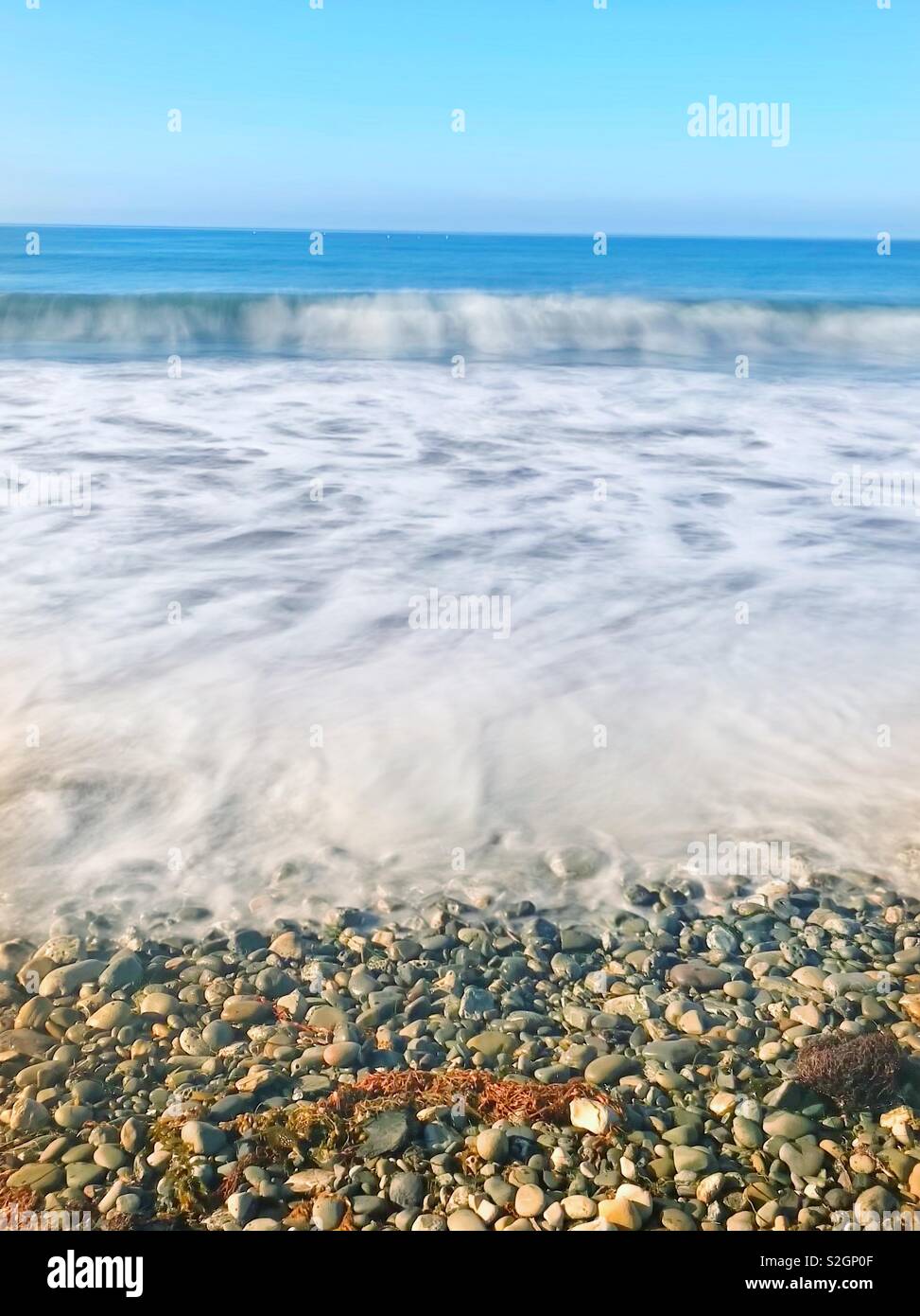 Lange Belichtung von Surf fegen in Kalifornien Strand etwas außerhalb von Santa Barbara am Morgen. Oktober 2018 - Smartphone-aufgenommenes Stockfoto