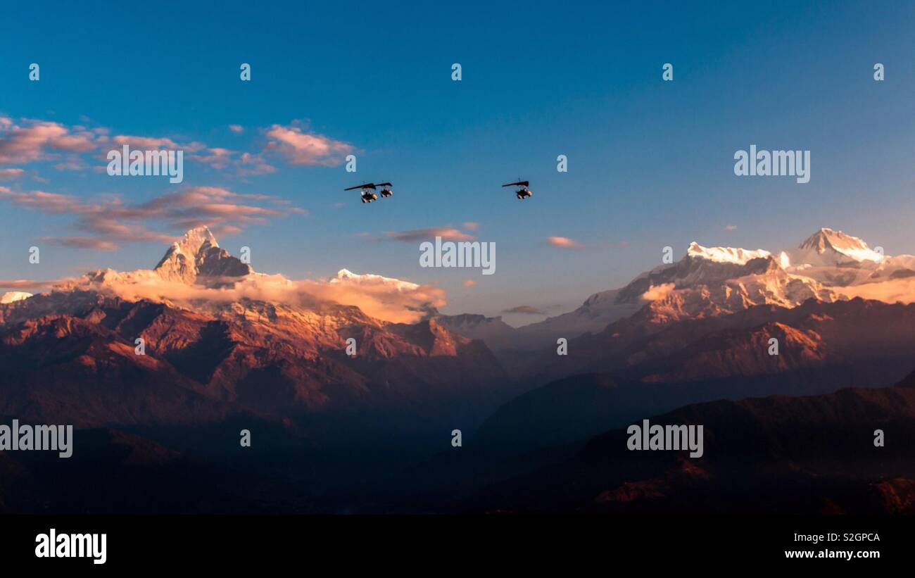Fliegen Ultraleichtflugzeug rund um den Fischschwanz und Annapurna in Pokhara, Nepal Stockfoto
