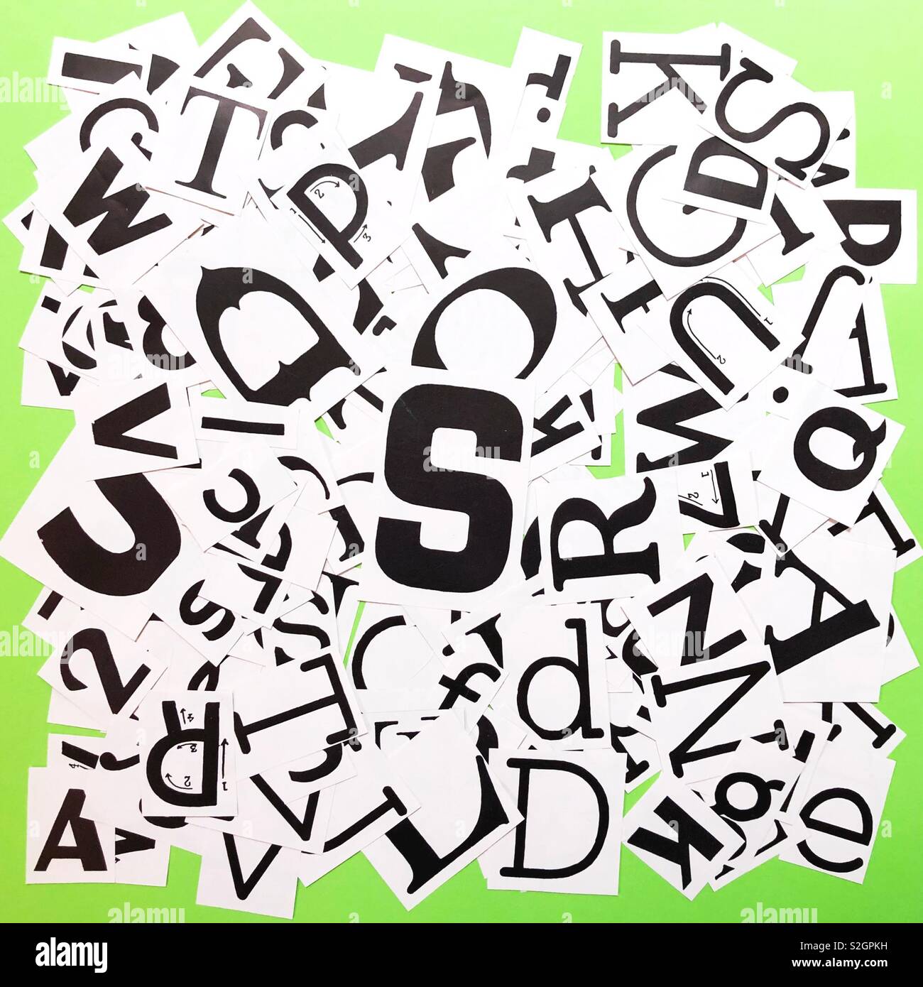 Ein Haufen von ausgeschnittenen Buchstaben in verschiedenen Schriftarten und -größen. Stockfoto