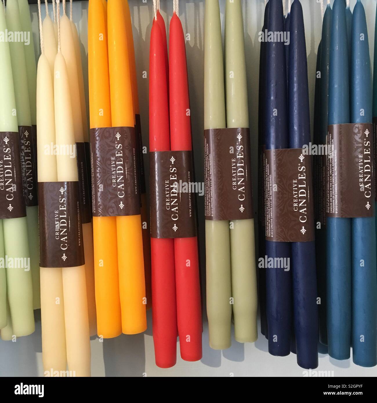 Bunte Kerzen sticks handgefertigt in einem Geschäft Stockfoto