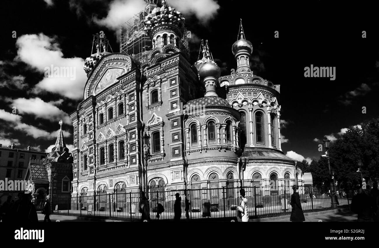 Die Kirche des Erlösers auf Blut, St. Petersburg, Russland. Schwarze und weiße Panorama mit Fußgängern im Vordergrund mit Identitäten verbergen Stockfoto
