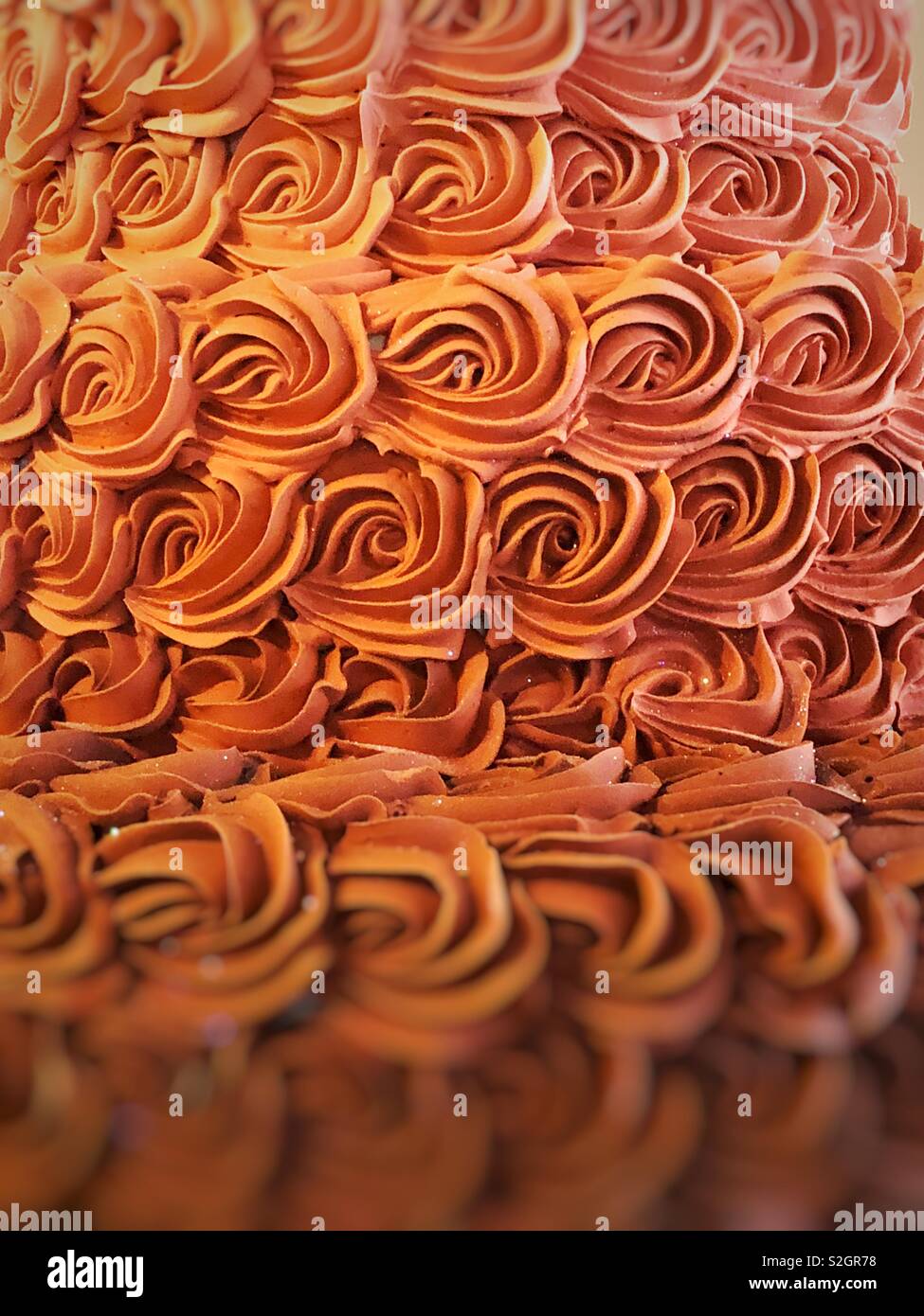 Lecker dekadenten Creme Rosen auf Hochzeitstorte closeup Stockfoto