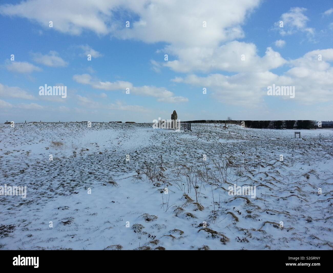 In einem trostlosen Winterlandschaft, steht der König Stein, Gegenstand der antike Mythos und ist ein äußerster Stein der Rollright Steinkreis. - Smartphone-aufgenommenes Stockfoto